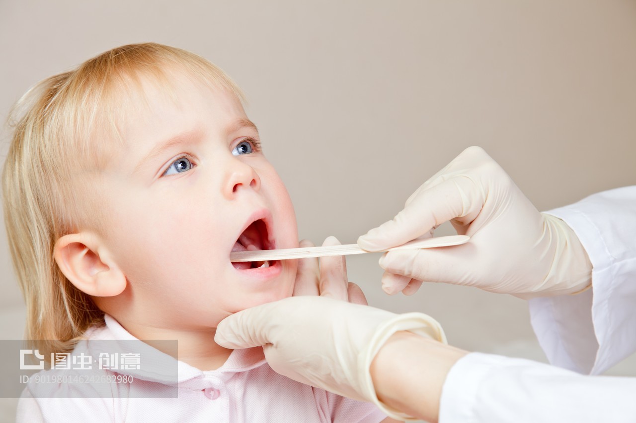 医生在检查喉咙的儿童患者的防护面具牙科口腔口腔牙齿图片下载 - 觅知网